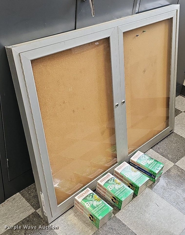 image for item MC9662 Display cabinet