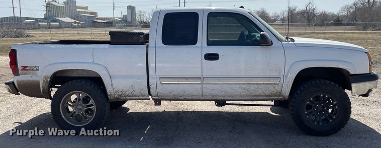 image for item MY9051 2004 Chevrolet 1500 Silverado  Ext. Cab pickup truck