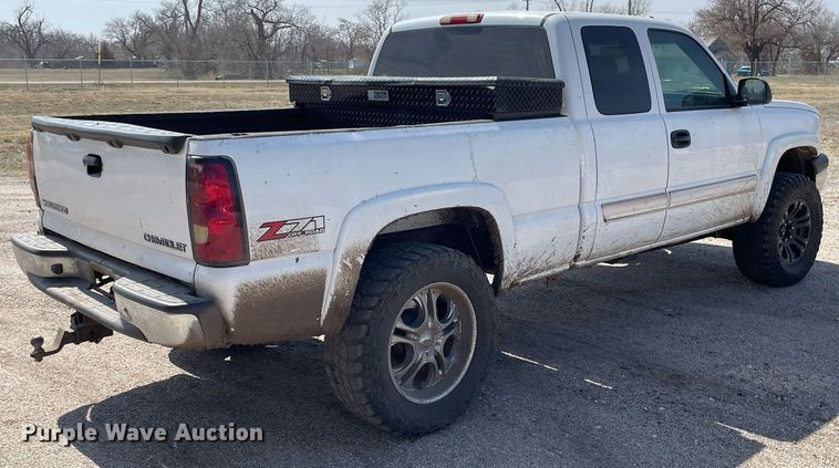image for item MY9051 2004 Chevrolet 1500 Silverado  Ext. Cab pickup truck