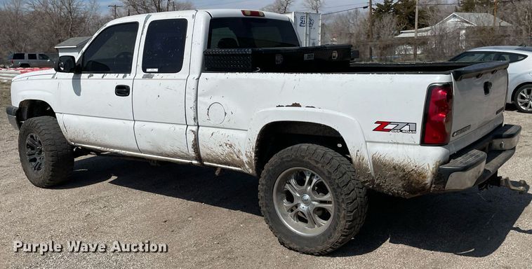 image for item MY9051 2004 Chevrolet 1500 Silverado  Ext. Cab pickup truck