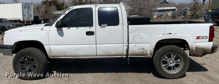 image for item MY9051 2004 Chevrolet 1500 Silverado  Ext. Cab pickup truck