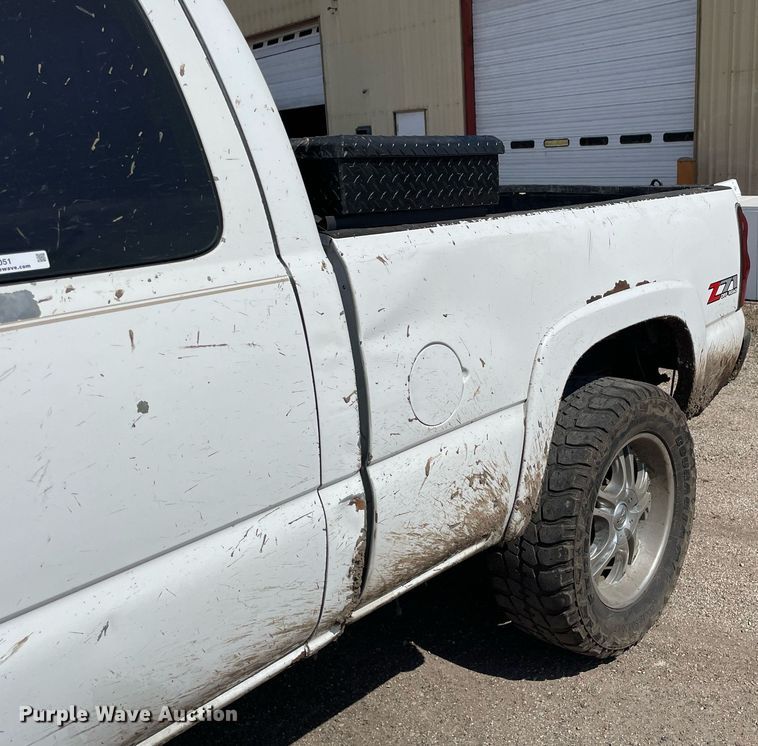 image for item MY9051 2004 Chevrolet 1500 Silverado  Ext. Cab pickup truck