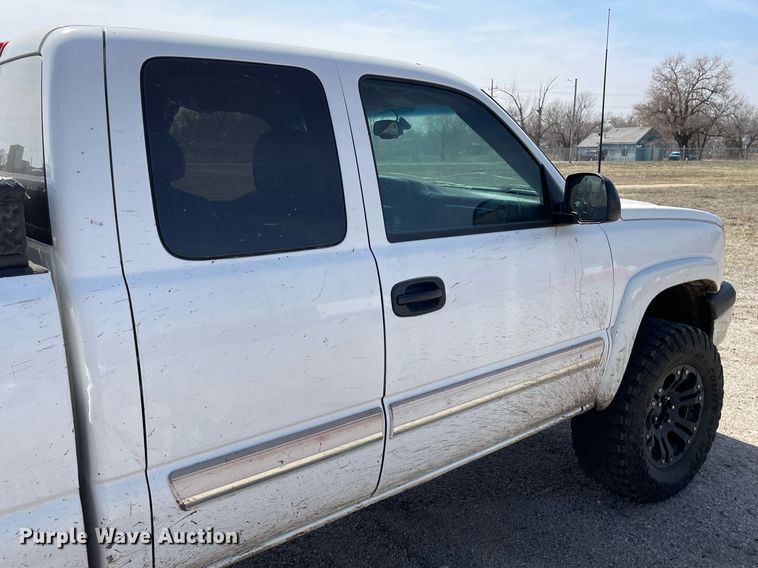 image for item MY9051 2004 Chevrolet 1500 Silverado  Ext. Cab pickup truck