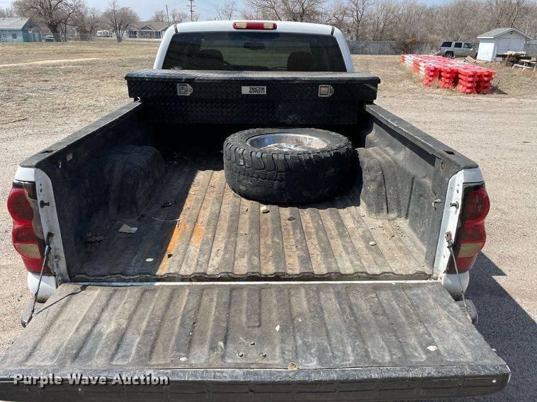 image for item MY9051 2004 Chevrolet 1500 Silverado  Ext. Cab pickup truck