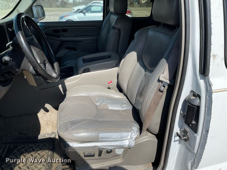 image for item MY9051 2004 Chevrolet 1500 Silverado  Ext. Cab pickup truck