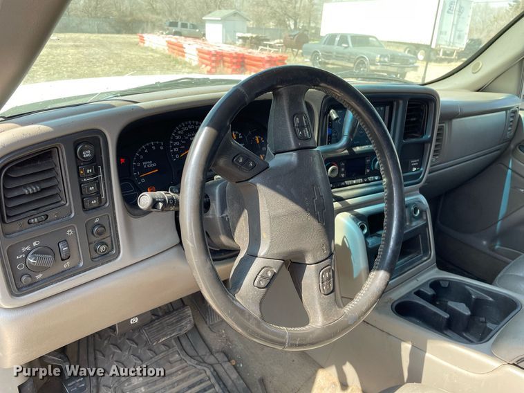 image for item MY9051 2004 Chevrolet 1500 Silverado  Ext. Cab pickup truck