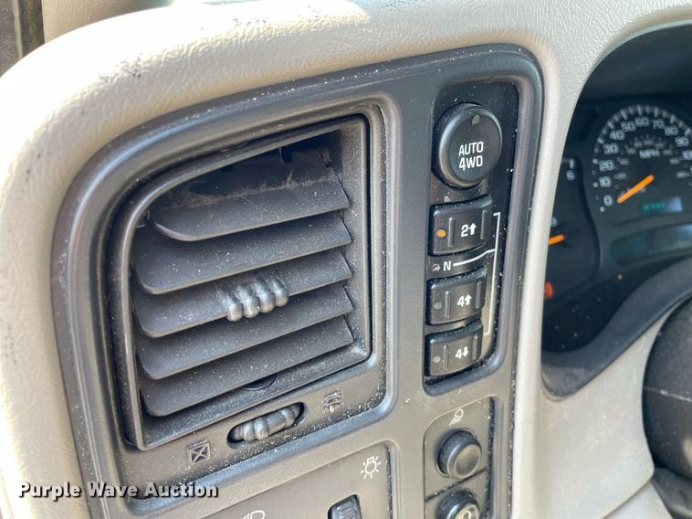 image for item MY9051 2004 Chevrolet 1500 Silverado  Ext. Cab pickup truck