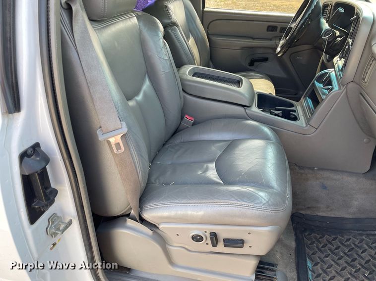 image for item MY9051 2004 Chevrolet 1500 Silverado  Ext. Cab pickup truck