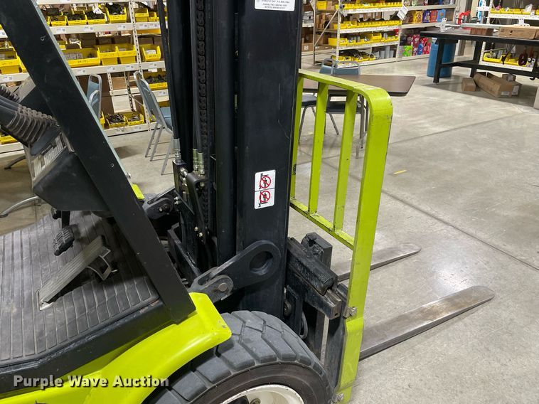 image for item MY9126 Clark CGP30  forklift