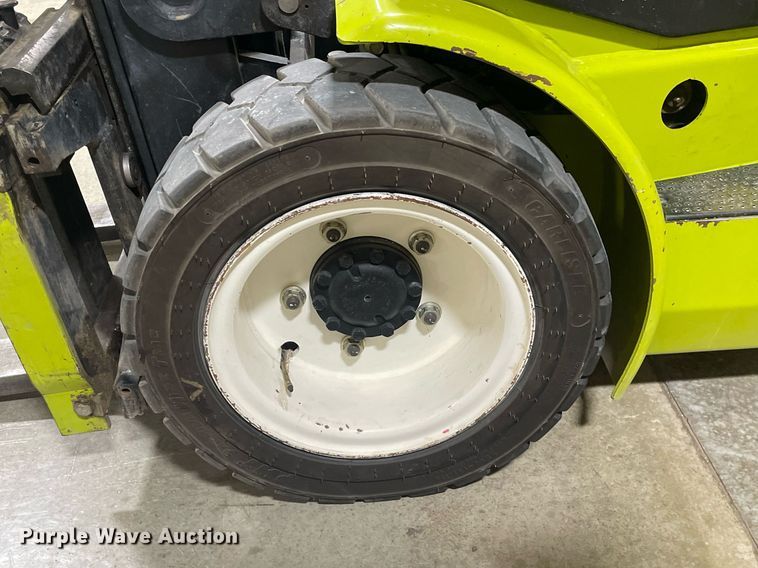 image for item MY9126 Clark CGP30  forklift