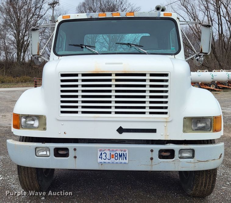 image for item DO3566 1995 International 4900  truck cab and chassis