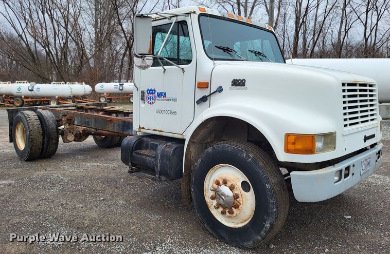 image for item DO3566 1995 International 4900  truck cab and chassis