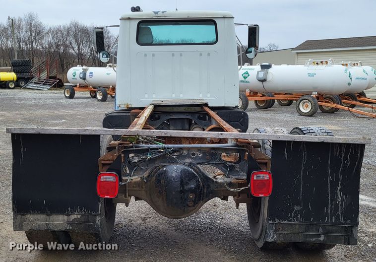 image for item DO3566 1995 International 4900  truck cab and chassis