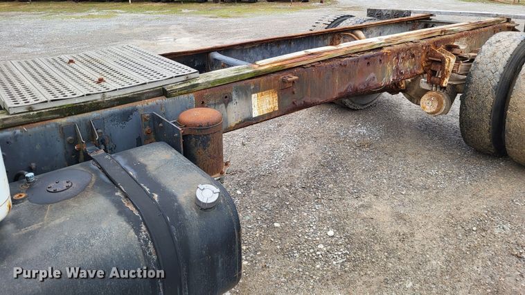 image for item DO3566 1995 International 4900  truck cab and chassis