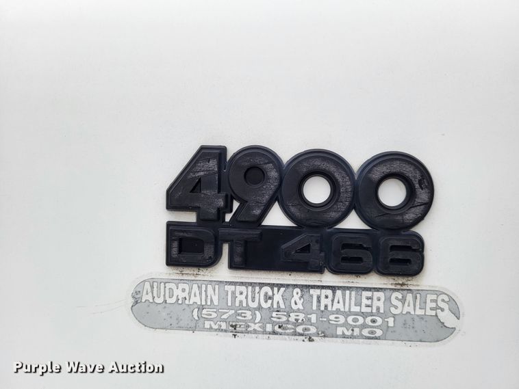 image for item DO3566 1995 International 4900  truck cab and chassis