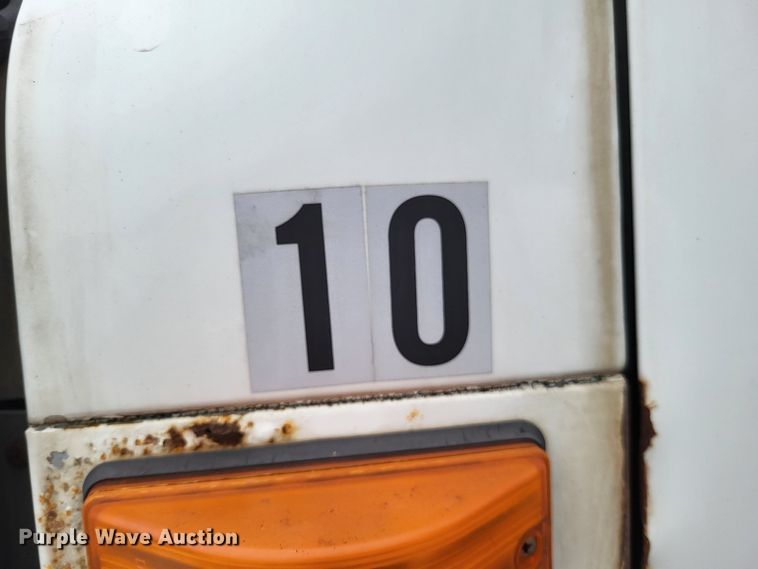 image for item DO3566 1995 International 4900  truck cab and chassis