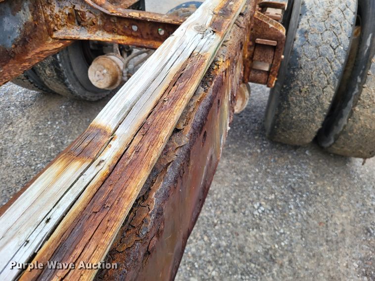 image for item DO3566 1995 International 4900  truck cab and chassis