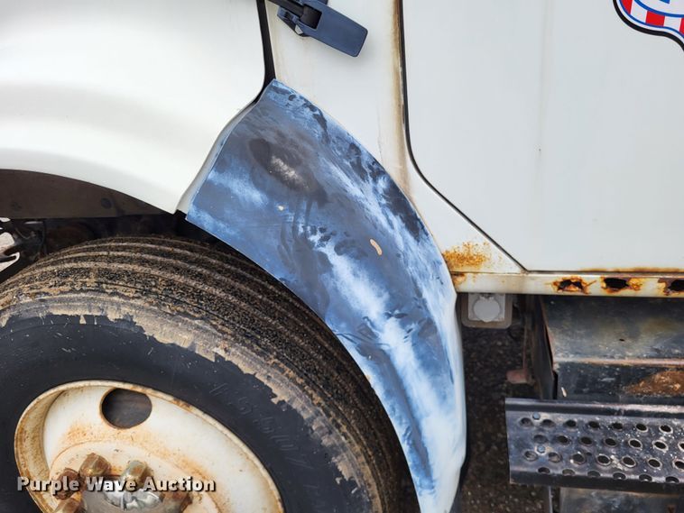 image for item DO3566 1995 International 4900  truck cab and chassis