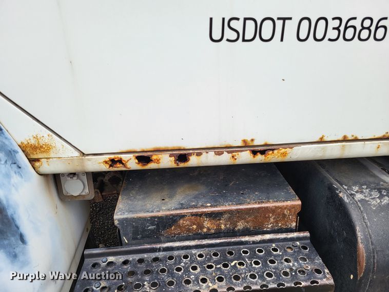 image for item DO3566 1995 International 4900  truck cab and chassis