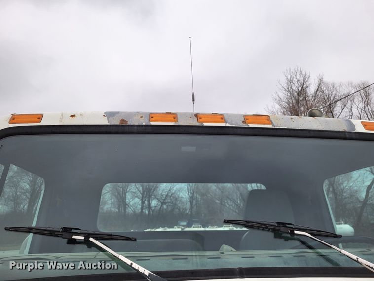 image for item DO3566 1995 International 4900  truck cab and chassis