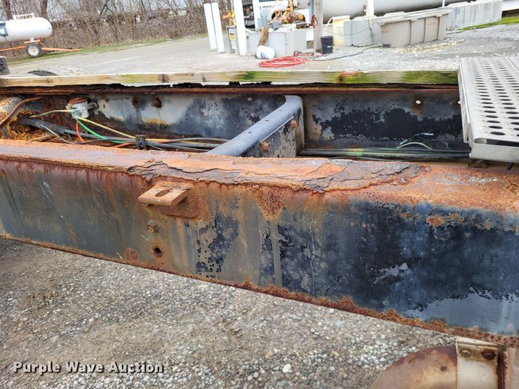 image for item DO3566 1995 International 4900  truck cab and chassis