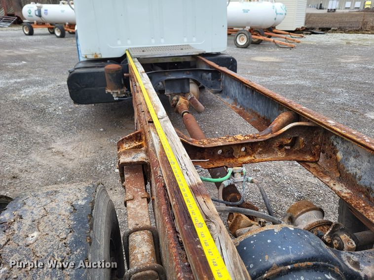 image for item DO3566 1995 International 4900  truck cab and chassis