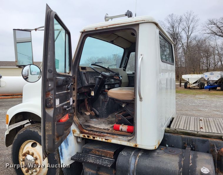 image for item DO3566 1995 International 4900  truck cab and chassis
