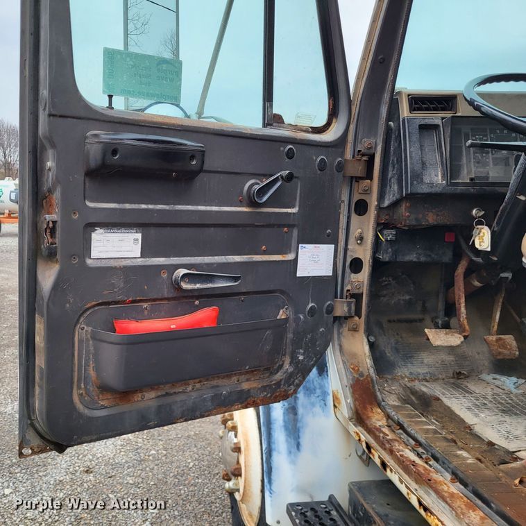 image for item DO3566 1995 International 4900  truck cab and chassis