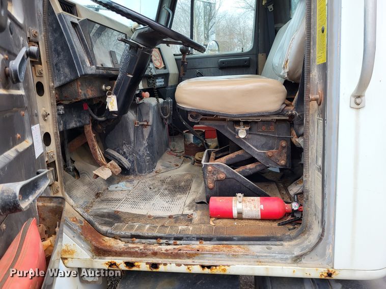 image for item DO3566 1995 International 4900  truck cab and chassis