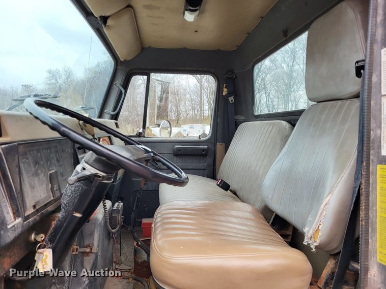 image for item DO3566 1995 International 4900  truck cab and chassis