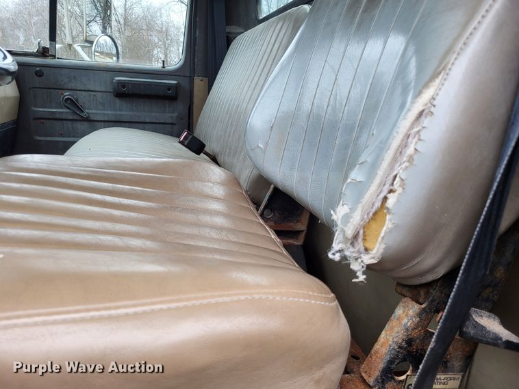 image for item DO3566 1995 International 4900  truck cab and chassis