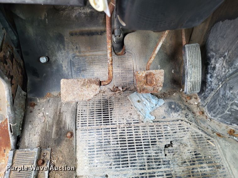 image for item DO3566 1995 International 4900  truck cab and chassis