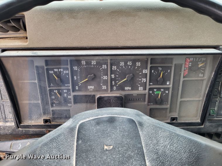 image for item DO3566 1995 International 4900  truck cab and chassis