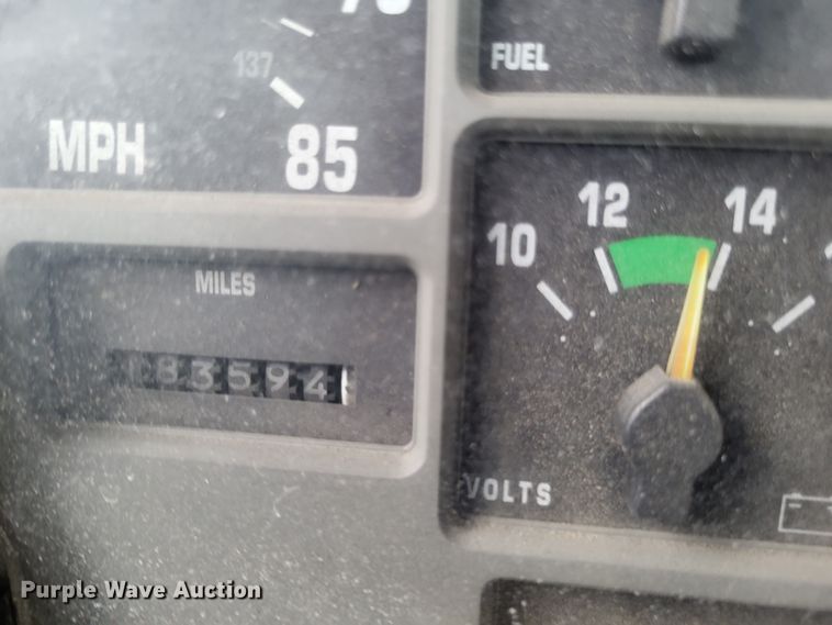 image for item DO3566 1995 International 4900  truck cab and chassis