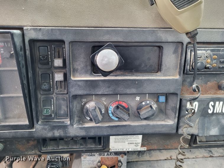 image for item DO3566 1995 International 4900  truck cab and chassis