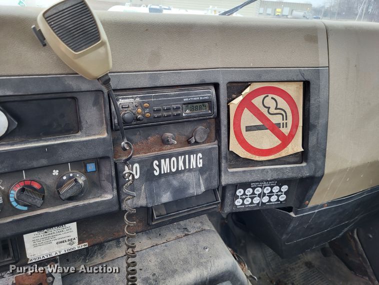 image for item DO3566 1995 International 4900  truck cab and chassis