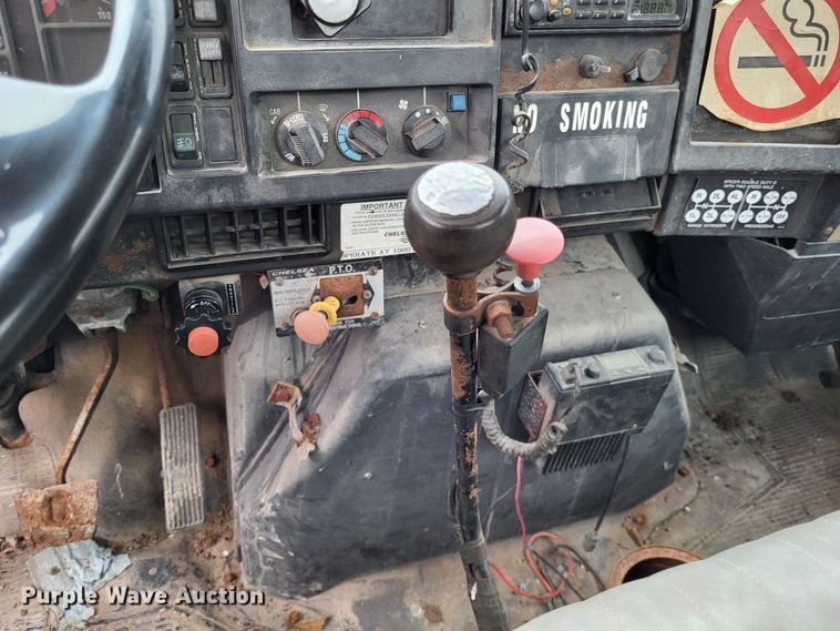 image for item DO3566 1995 International 4900  truck cab and chassis