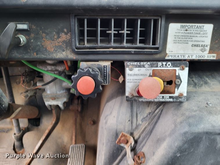 image for item DO3566 1995 International 4900  truck cab and chassis