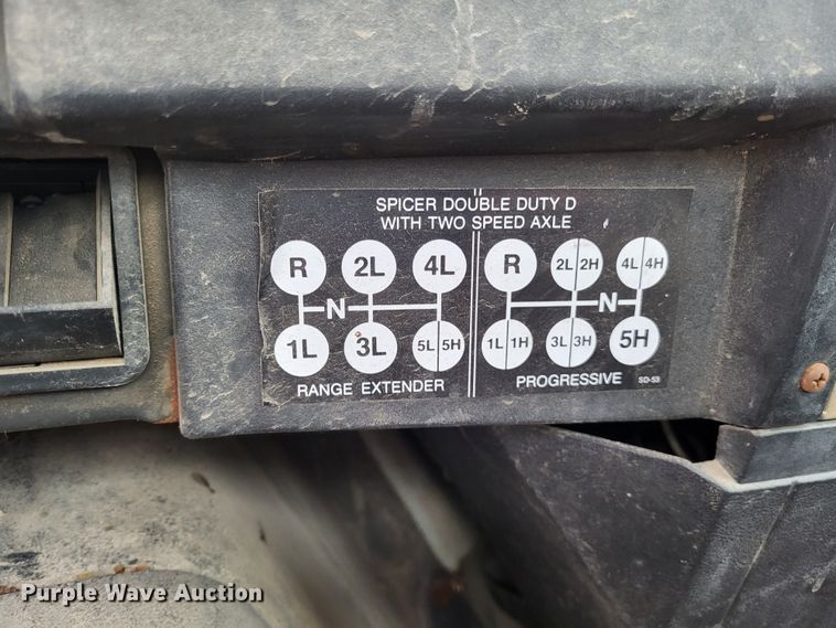 image for item DO3566 1995 International 4900  truck cab and chassis