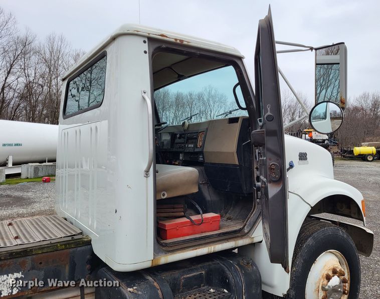 image for item DO3566 1995 International 4900  truck cab and chassis