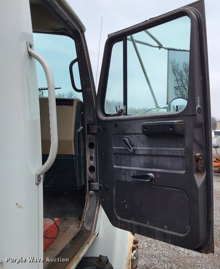 image for item DO3566 1995 International 4900  truck cab and chassis