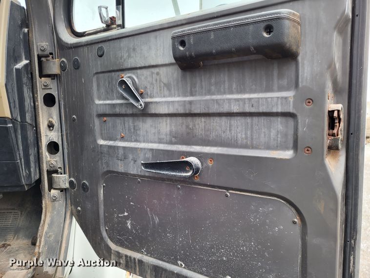 image for item DO3566 1995 International 4900  truck cab and chassis