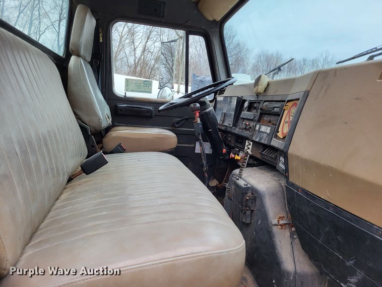 image for item DO3566 1995 International 4900  truck cab and chassis