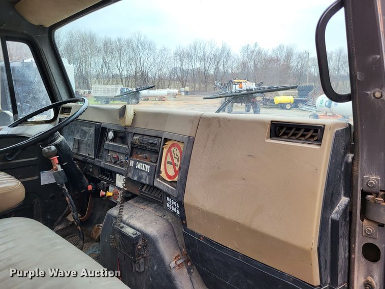 image for item DO3566 1995 International 4900  truck cab and chassis