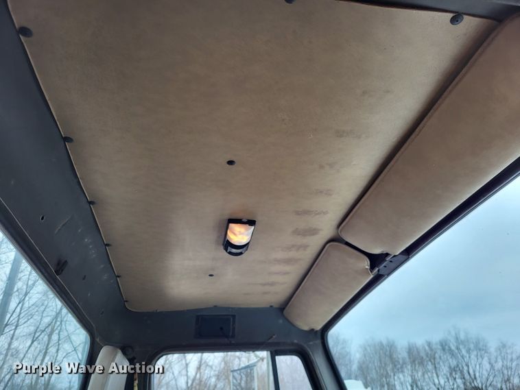 image for item DO3566 1995 International 4900  truck cab and chassis