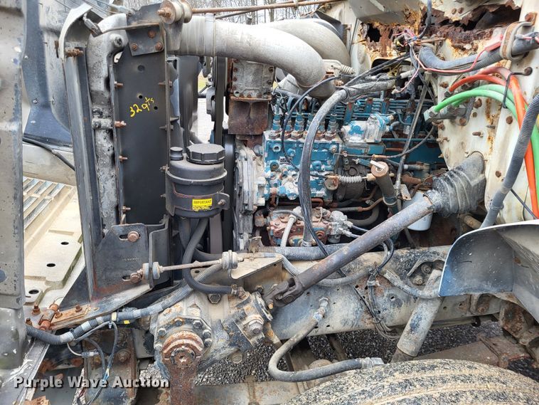 image for item DO3566 1995 International 4900  truck cab and chassis