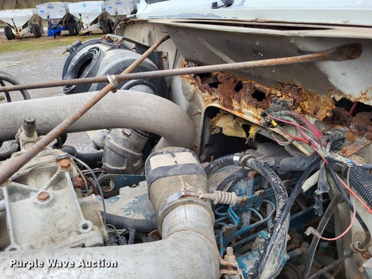 image for item DO3566 1995 International 4900  truck cab and chassis