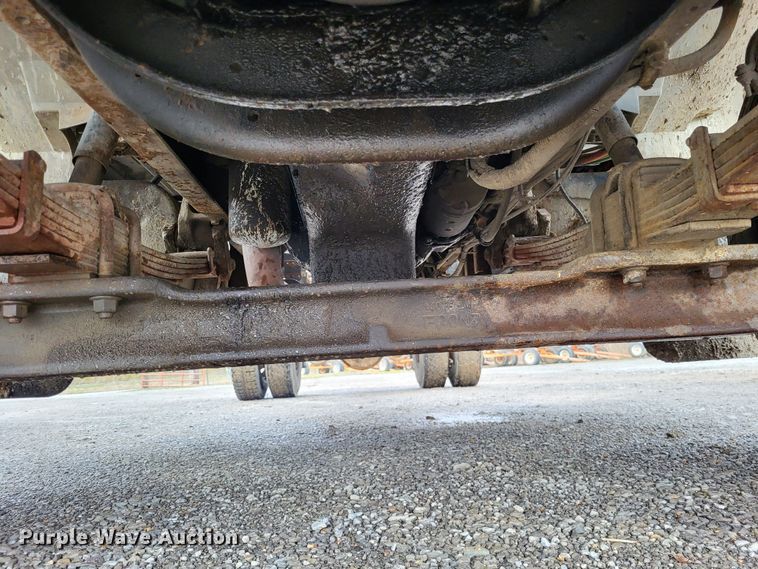 image for item DO3566 1995 International 4900  truck cab and chassis