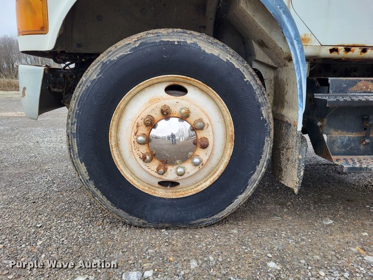 image for item DO3566 1995 International 4900  truck cab and chassis