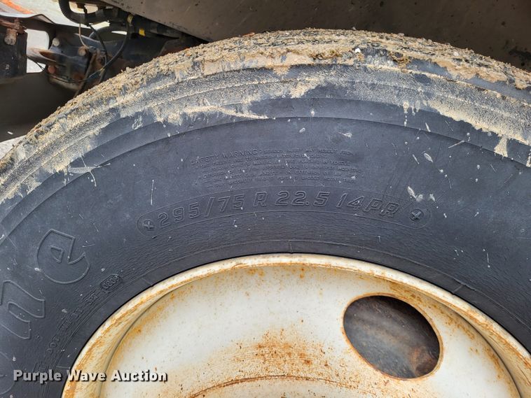 image for item DO3566 1995 International 4900  truck cab and chassis